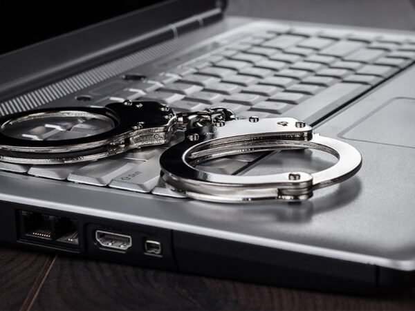 laptop-handcuff