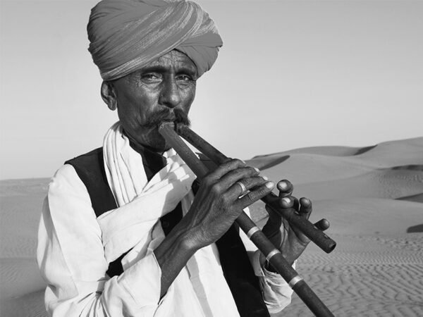 rajasthani-man-windpipe-desert