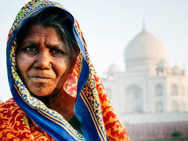 woman-tajmahal-background